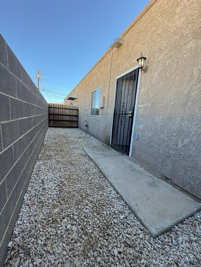 Building Photo - A Cozy 2 bed/ 2 bath home in the heart of Yuma!
