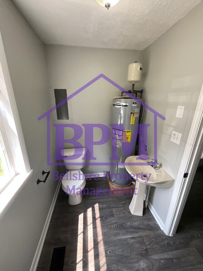 Building Photo - Freshly Updated 3 Bed, 1.5 Bath Home in Cl...