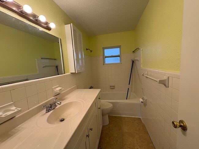 Building Photo - For Rent: 4-Bedroom Home in Lakeland