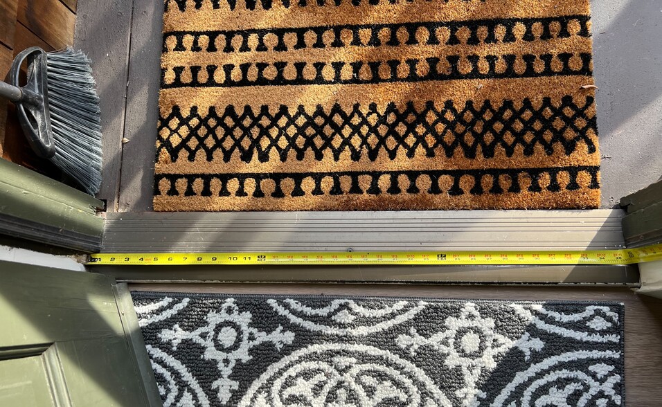 Entrance: Doorway width (35 in) - 1177 Honey Trl