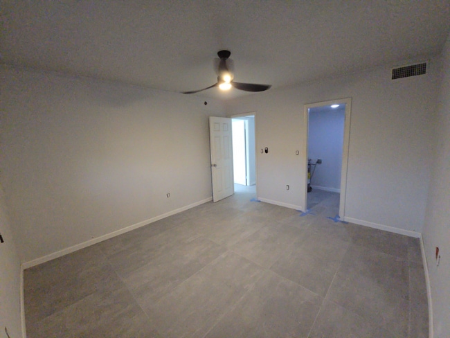 Building Photo - 11610 N Bayshore Dr