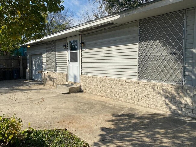 Building Photo - 407 E Homan Ave
