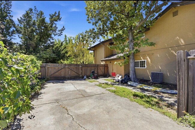 Building Photo - Wonderful 4bd/2.5ba Cameron Park Home with Pool and RV Access!
