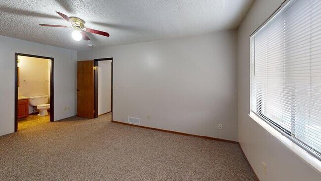 Building Photo - 1727 N Grandview Ln