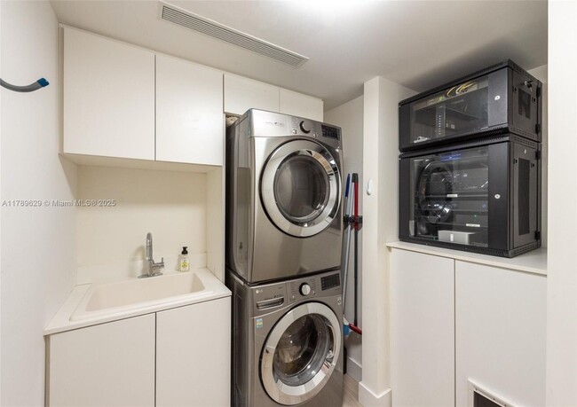 Building Photo - 888 Brickell Key Dr