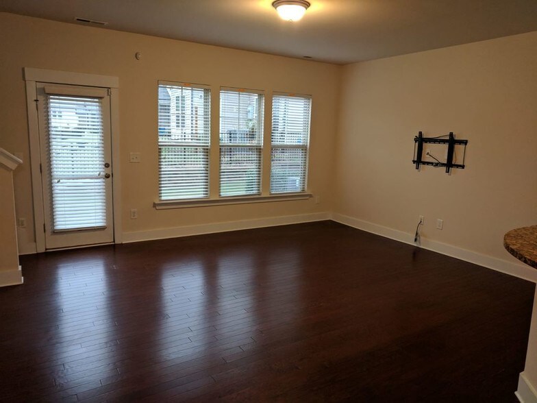 Building Photo - 214 Brier Crossings Loop