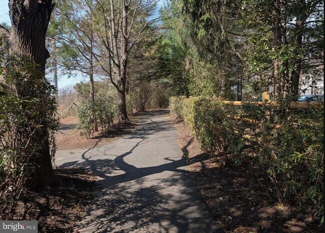 Building Photo - 1891 Crescent Park Dr