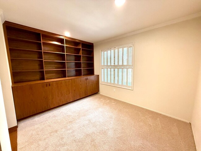 Building Photo - 3 Bedroom Home (PLUS OFFICE SPACE!!) in De...