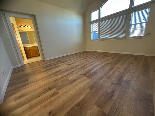 Building Photo - 841 Lawrence Dr