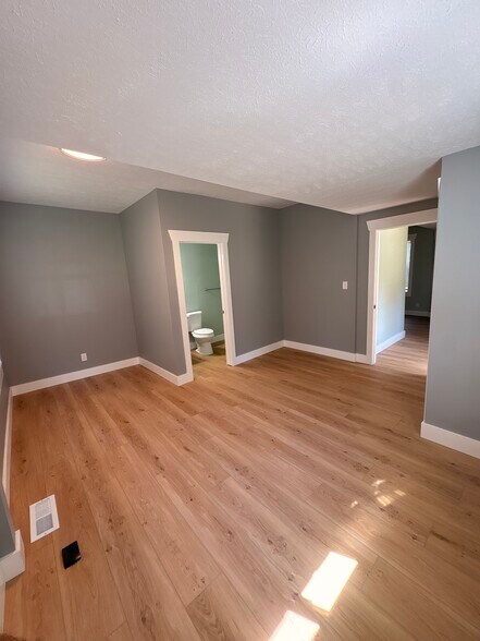 Building Photo - 216 N Willow St
