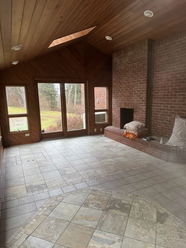 Building Photo - Rare find in great school district