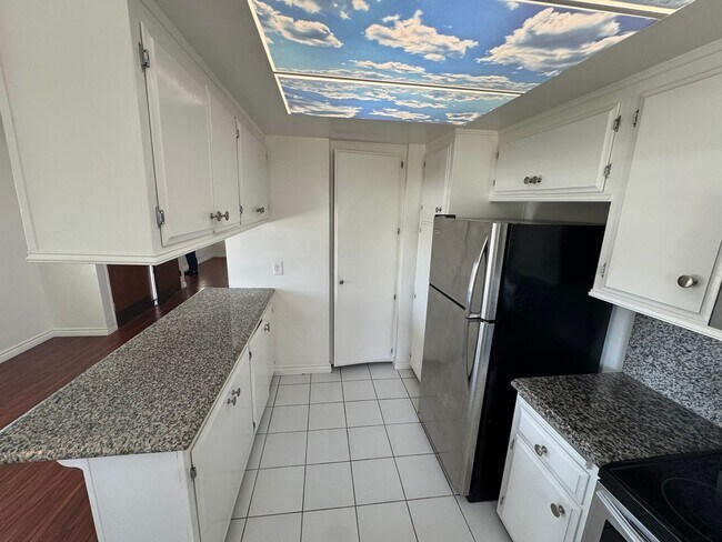 Building Photo - 1073R