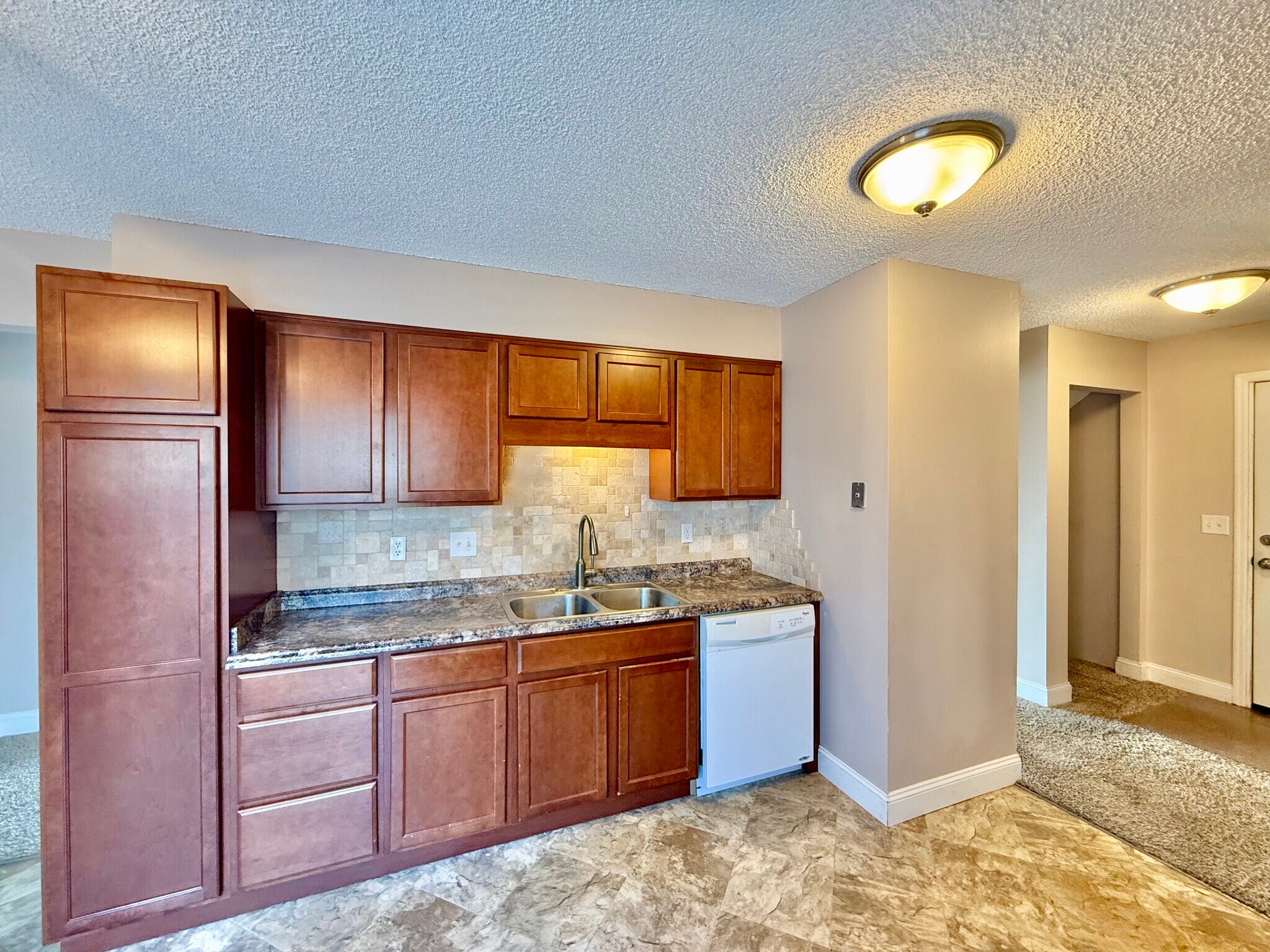 Kitchen - 1428 N Wood Ct