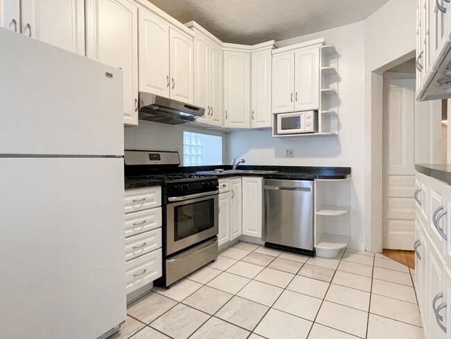 Building Photo - 4400 N Greenview Ave