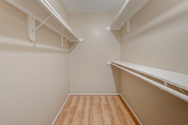 Building Photo - 2302 Brook View Ln