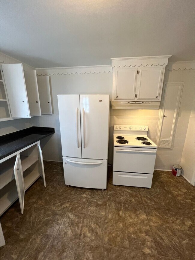 Building Photo - Charming 3 bd, 1.5 ba home!