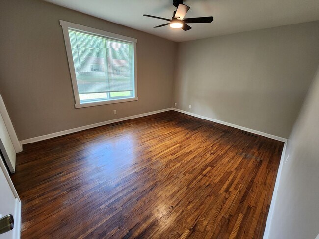 Building Photo - Spacious 3-Bedroom, 1-Bathroom Home AVAILABLE NOW!!