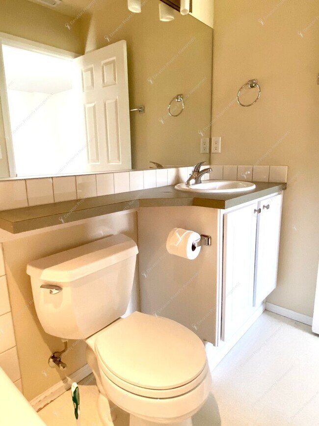 Building Photo - Charming and unique 2 BR in an upscale west Bend neighborhood