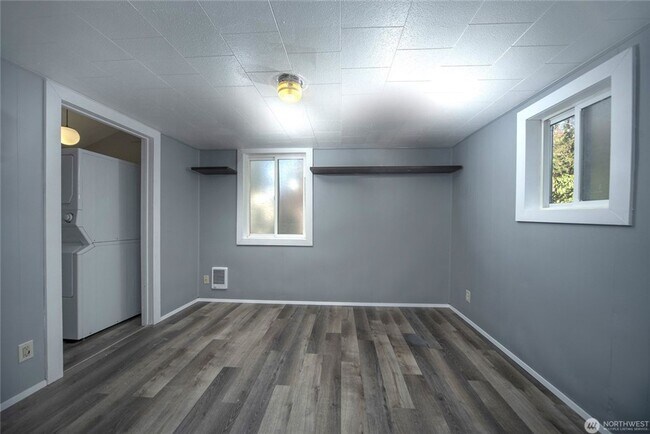 Building Photo - 302 S Walnut St