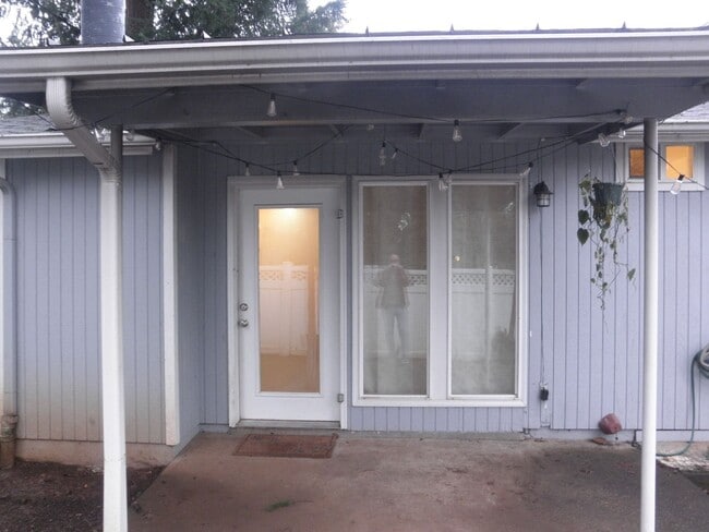 Building Photo - On cul de sac