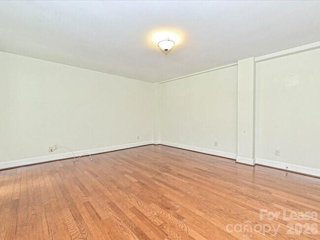 Building Photo - 2441 Vail Ave