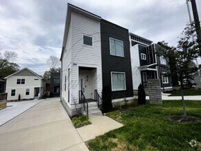 Building Photo - Modern 3-Bedroom Home in the Heart of Buen...