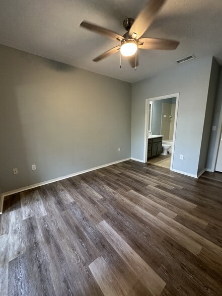 Building Photo - 10123 Courtney Palms Blvd