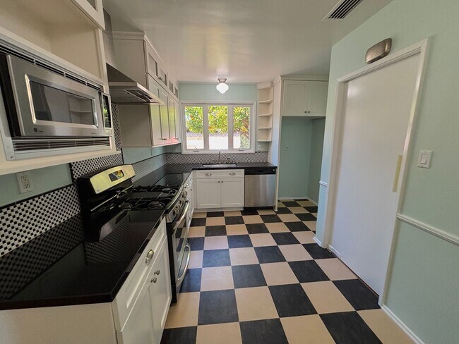 Building Photo - Clean and comfortable 3 bedroom available ...