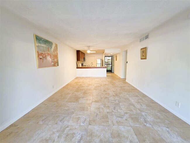 Building Photo - 2320 S Cypress Bend Dr
