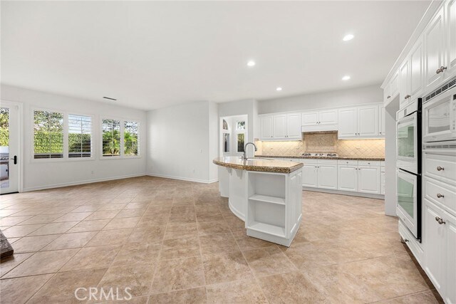 Building Photo - 2556 Pearblossom St
