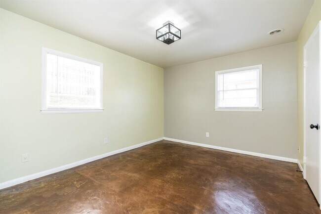 Building Photo - 1601 Alexandria Dr