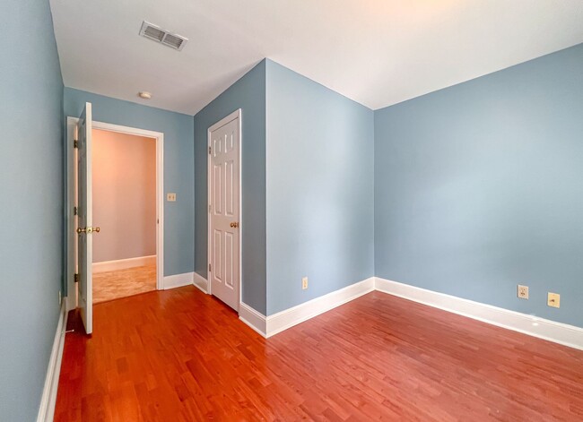Building Photo - MIDTOWN 5/3.5 w/ 2750 sq ft, Wood Floors, ...