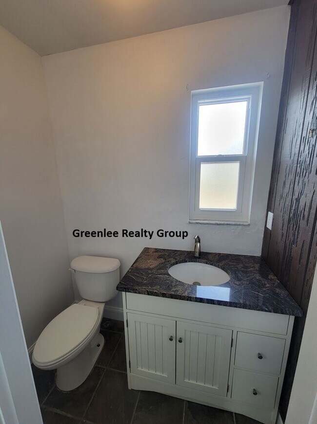 Building Photo - Beautifully Updated 3 Bedroom/2.5 Bathroom...