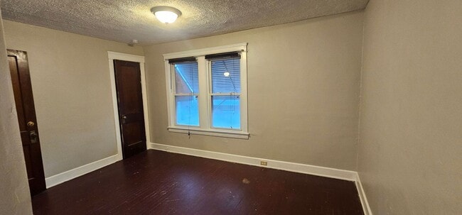 Building Photo - 3 Bed - 1.5 Bath - Single Family Home
