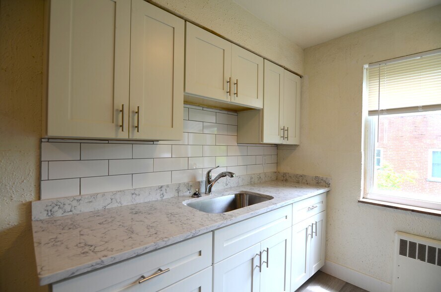 Building Photo - 5070 Anderson Pl