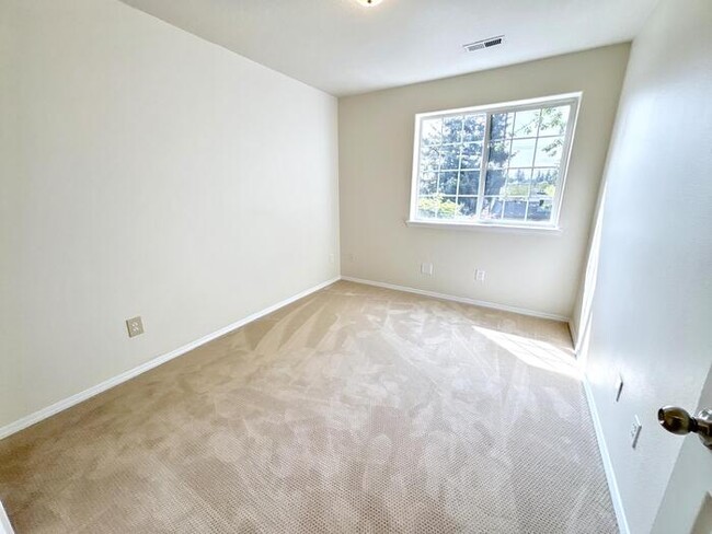 Building Photo - Spacious 3-Bedroom Townhome with Convenien...