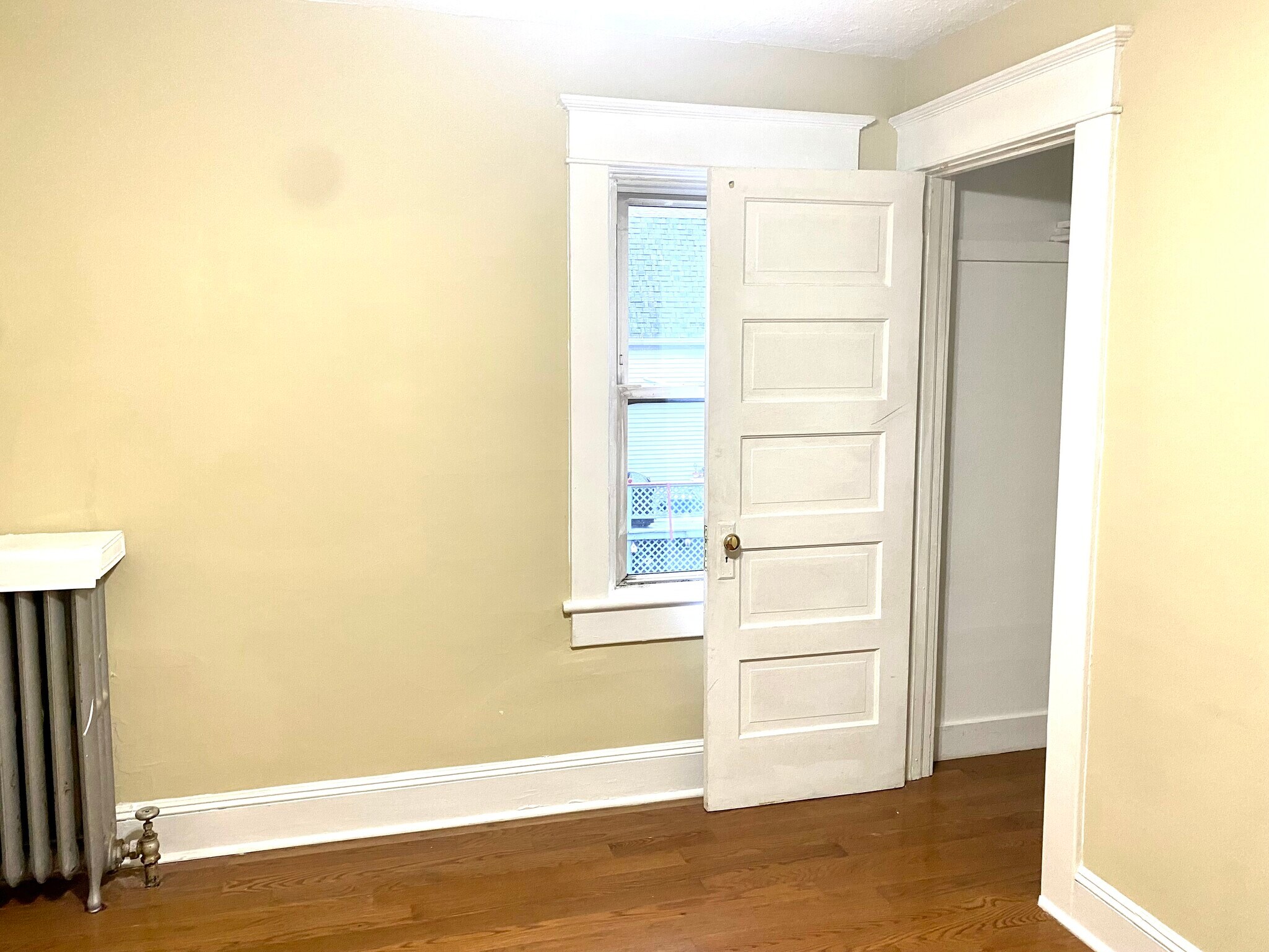 Building Photo - 223 E Mountain Rd