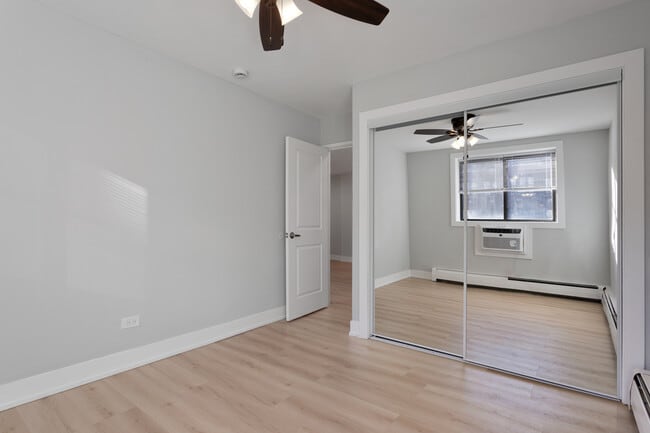 Building Photo - 6758 N Sheridan Rd