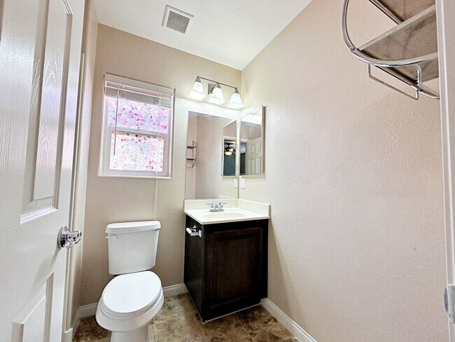 Building Photo - 3 Primary Bedrooms + Loft in Mountain's Ed...