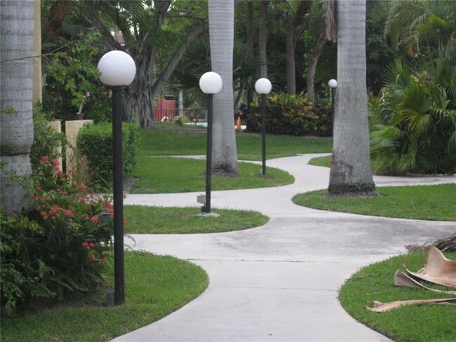 Building Photo - 743 SE 1st Way