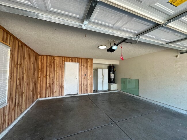 Building Photo - 2321 Valley Dr