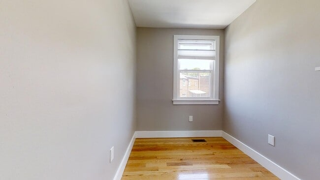 Building Photo - 12 Hawaii Ave NE