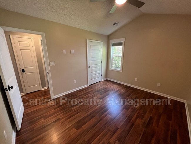 Building Photo - 203 Walker Way