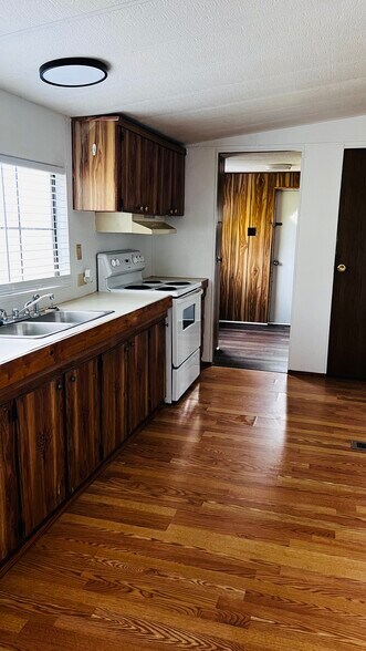 Building Photo - 1982 US-441