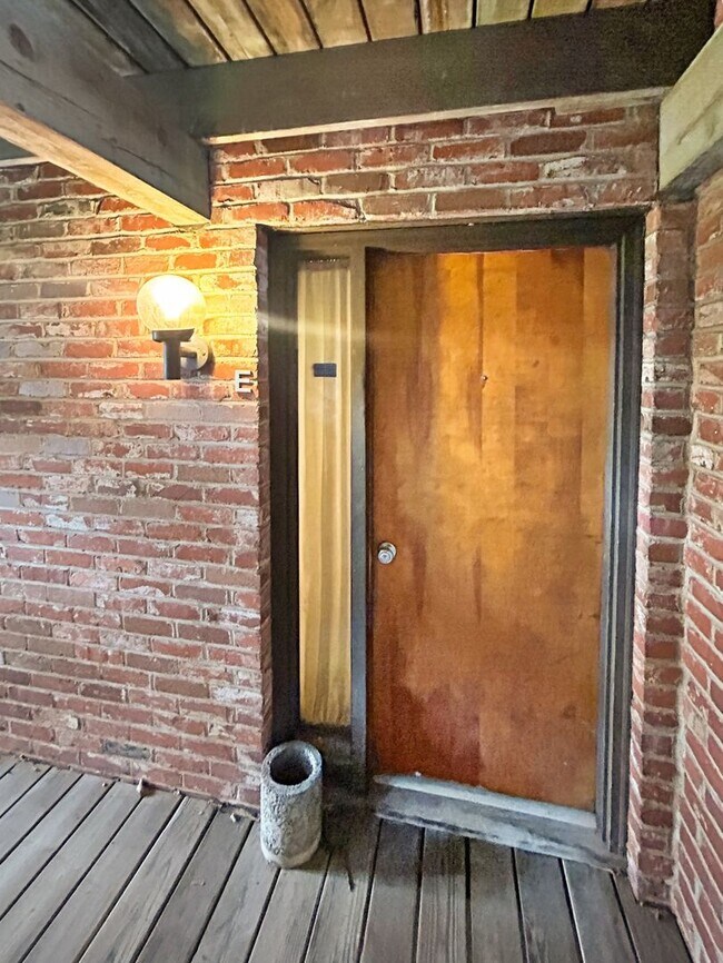 Building Photo - 1530 Barr Ave
