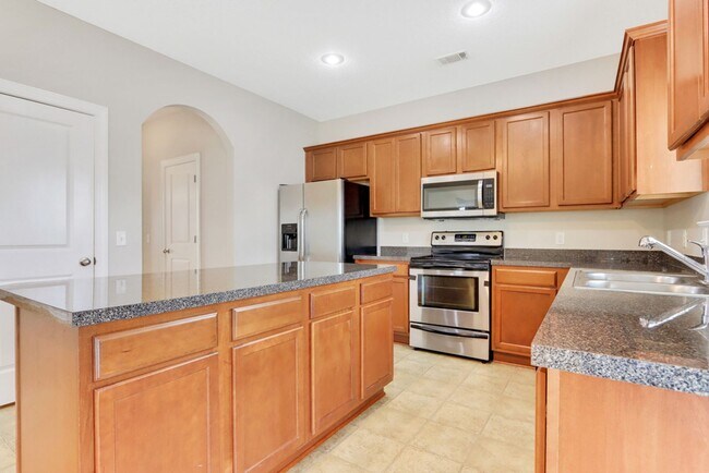 Building Photo - 4 Bed/2.5 Bath in Richmond Hill!