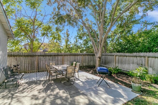 Building Photo - 3257 Vista Del Lago Way