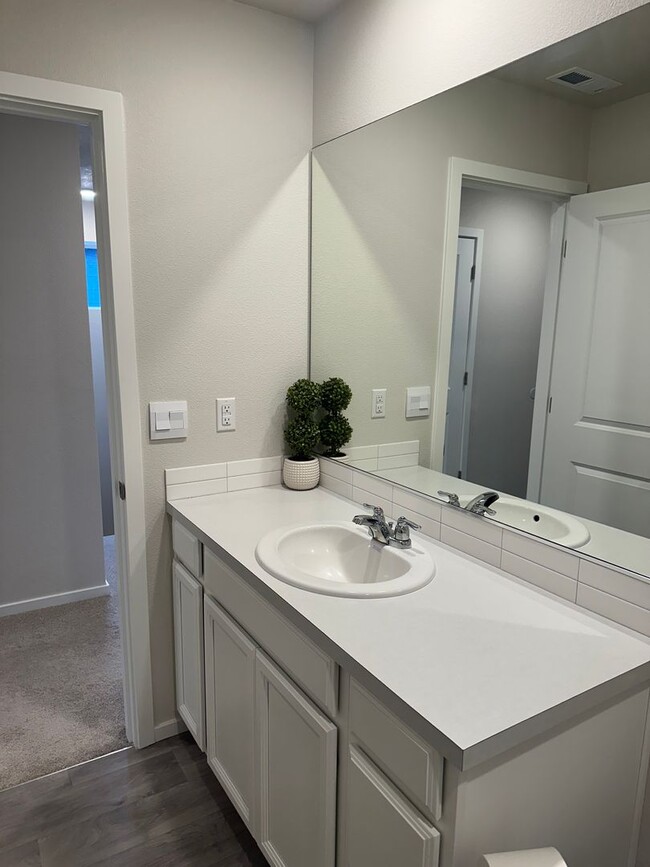 Building Photo - Newer 4 bedroom 2.5 bathroom house! AVAILA...