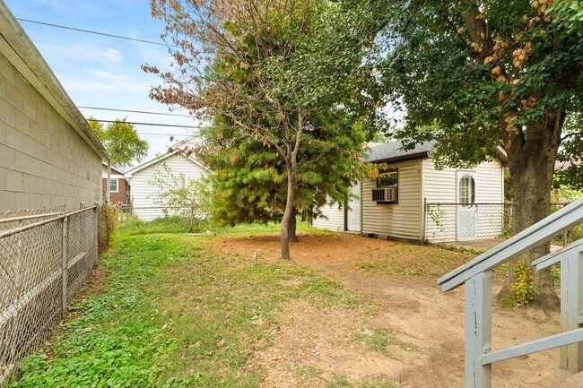 Building Photo - 2416 Sherry Rd