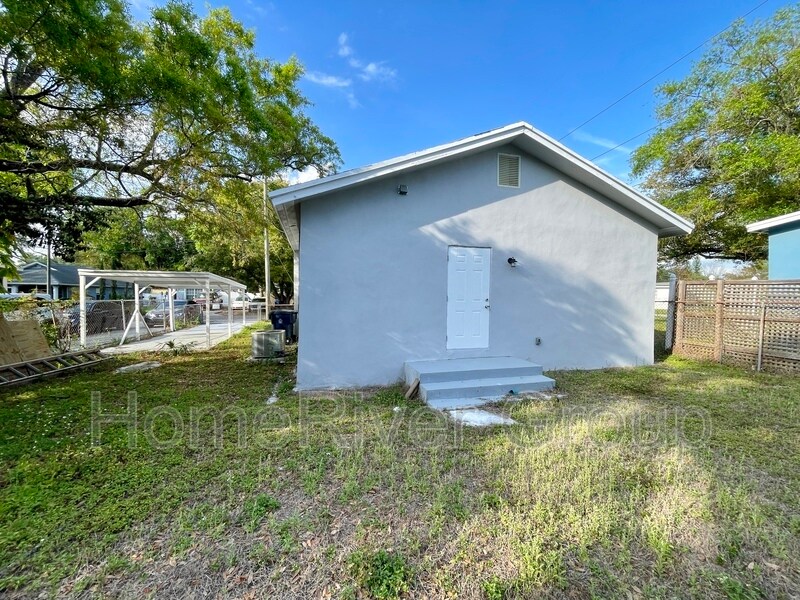 Building Photo - 2423 E 19th Ave